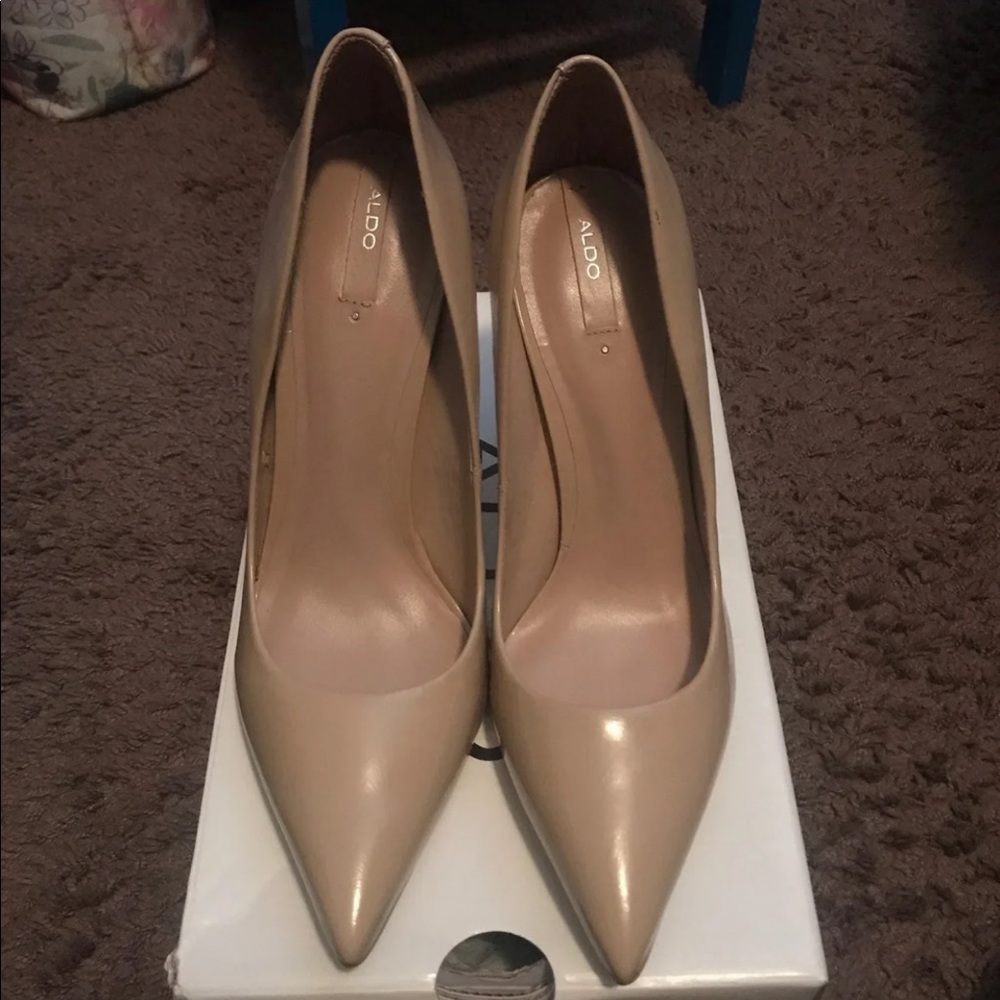 Nude Pumps